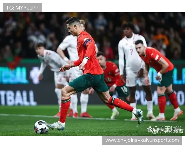 葡萄牙队内氛围轻松 C罗与队友嬉笑互动展现亲密关系 葡萄牙队内氛围轻松 C罗与队友嬉笑互动展现亲密关系