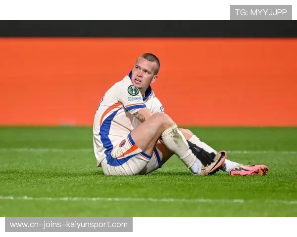 切尔西抢断后迅速推进，穆德里克劲射打高